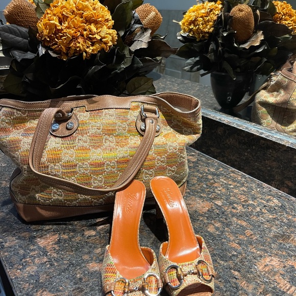 Gucci handbag with Gucci shoe size 7 - Picture 2 of 3